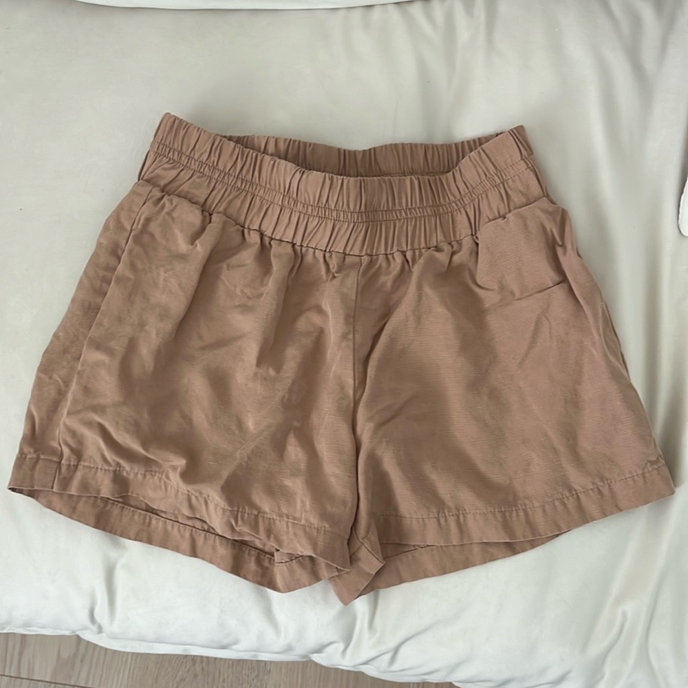 NWT Hatch Maternity Asher shorts in sandstone